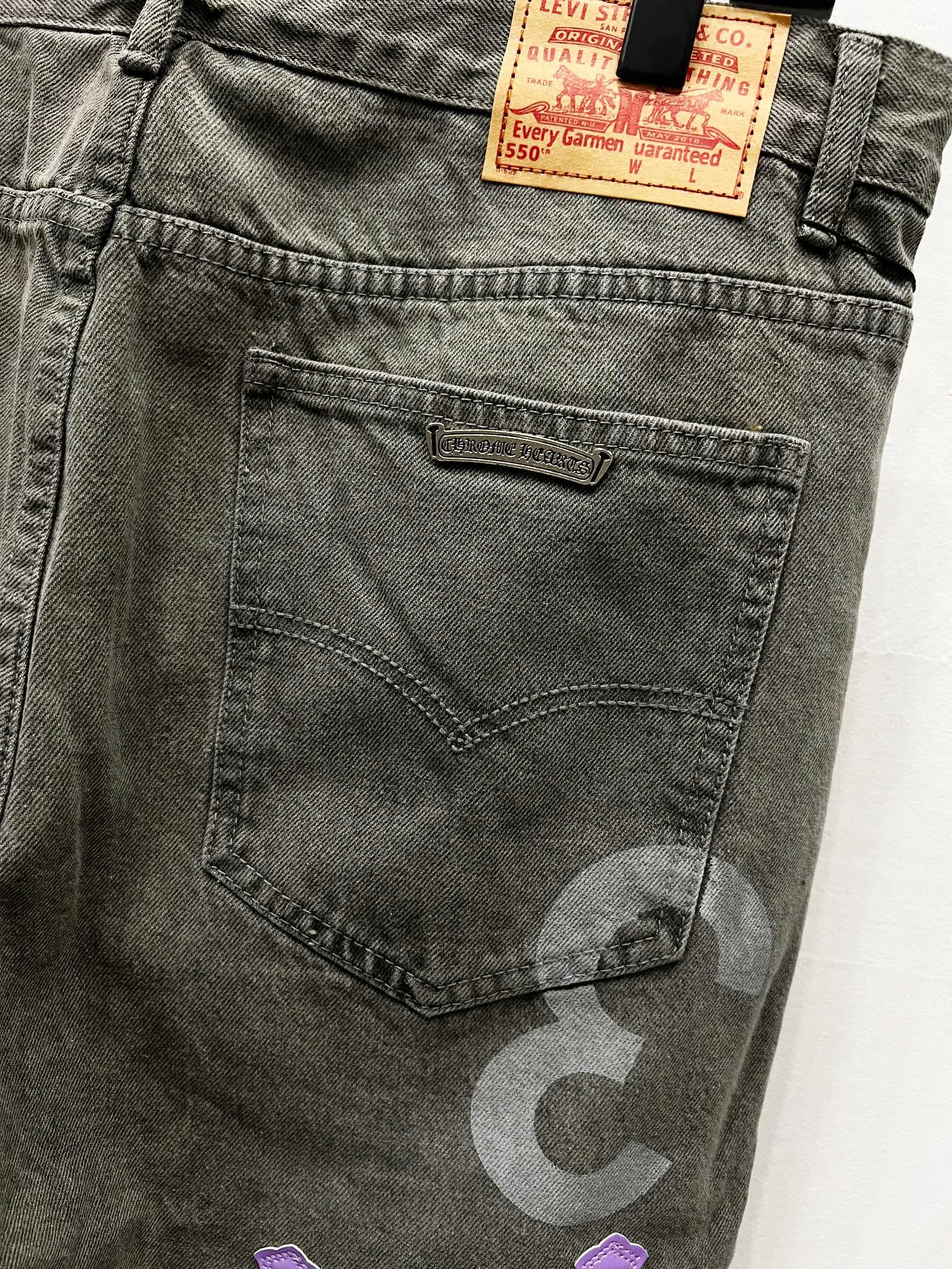 P260 Style Number: (K580) Chrome Hearts & Chrome Hearts 2025 New Heavy Industry Black Purple Cross Pastel Couple's Style Washed Jeans. Styles with different wash textures are very friendly to people with thin legs and thick legs. The straight version is very flattering to the leg shape. The moderate length will never go out of style. It is easy to match casually. It is the basic styling foundation for various styles. It is a must-have in the wardrobe! The fabric is stiff but also makes the upper body soft without losing texture. The washing process is even more perfect. It is a must-have item for everyone! ! ! Washed wheat, hang tag, pants label, three labels complete Size: 30-32-34-36 Color: gray